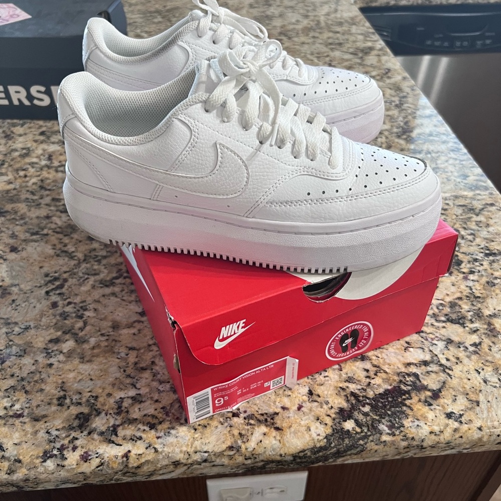 Nike  court  vision alta LTR